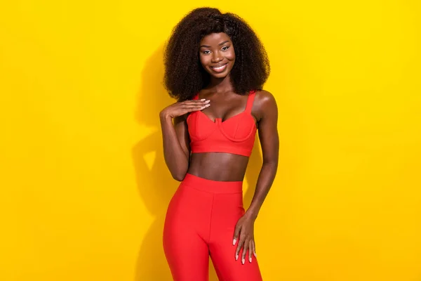 Fotografie legrační okouzlující afro dívka nosit červené sexy outfit rameno hrudník s úsměvem izolované žluté barvy pozadí — Stock fotografie