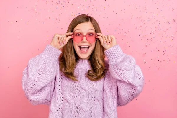 Foto de joven emocionado alegre niña reacción omg alegre gritar figura del corazón aislado sobre fondo de color rosa —  Fotos de Stock