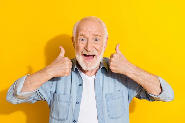 Retrato de atractivo hombre de pelo gris alegre mostrando dos pulgar doble anuncio fresco aislado sobre fondo de color amarillo brillante —  Fotos de Stock