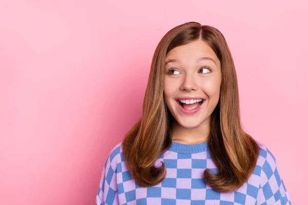 Foto de menina adolescente doce loira olhar camisola xadrez desgaste promo isolado no fundo cor-de-rosa pastel — Fotografia de Stock