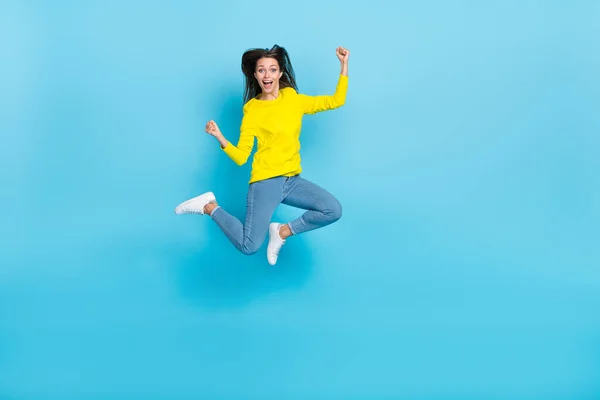 Volledige lichaam foto van koele jonge brunette dame springen schreeuwen dragen shirt jeans schoenen geïsoleerd op blauwe achtergrond — Stockfoto