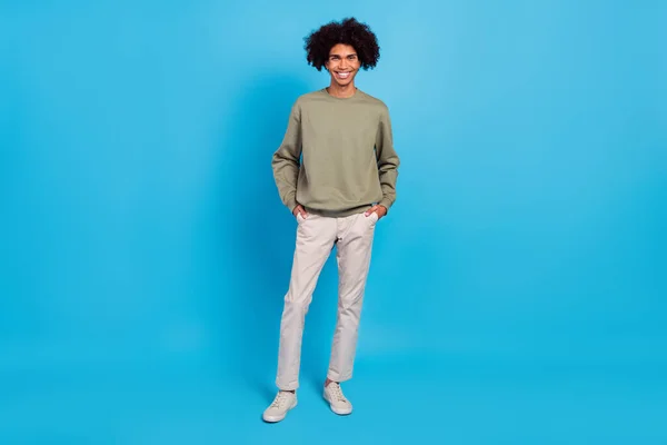 Pełnowymiarowe zdjęcie młodego wesołego faceta ręce w kieszeni nosić nowoczesne ubrania odizolowane na tle niebieskiego koloru — Zdjęcie stockowe