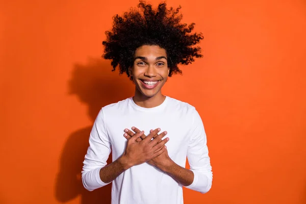 Foto de encantador chico impresionado vestido camisa blanca brazos pecho aislado color naranja fondo —  Fotos de Stock