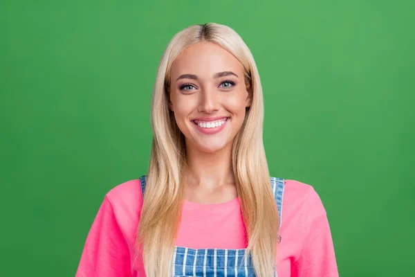 Foto de alegre sincero sonho namorada olhar câmera radiante sorriso desgaste listrado geral isolado cor verde fundo — Fotografia de Stock