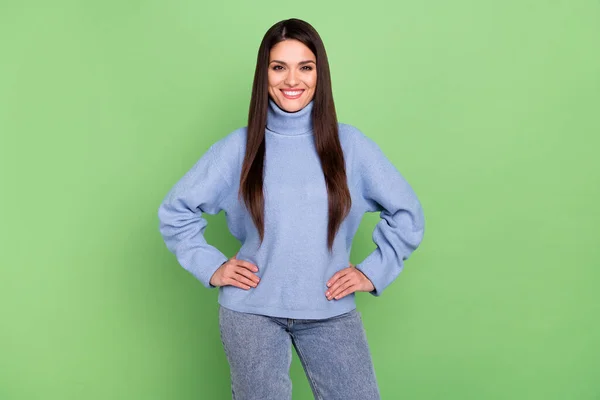 Foto de dulce adorable joven mujer usar suéter azul sonriente caminar brazos cintura aislado color verde fondo — Foto de Stock