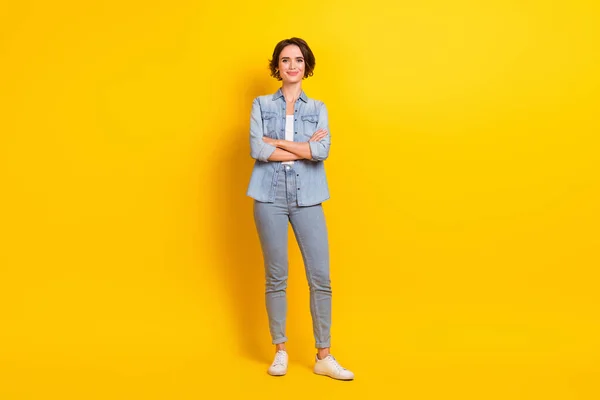 Volledige lengte foto van jonge mooie vrouw gekruiste handen dragen casual outfit staan geïsoleerd over gele kleur achtergrond — Stockfoto