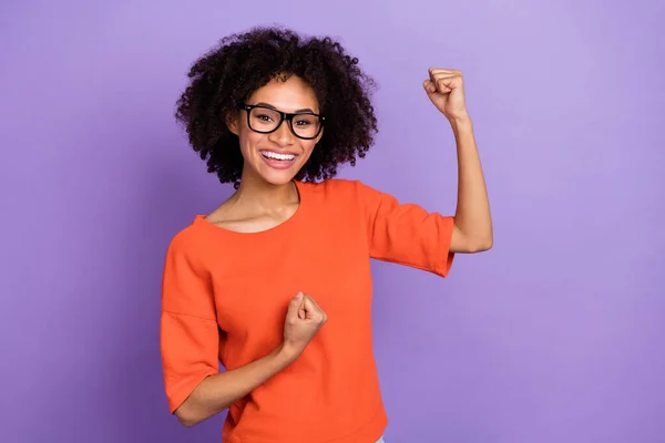 Foto Hooray Millennial Signora Spettacolo Urlare Indossare Occhiali Arancione Shirt — Foto Stock