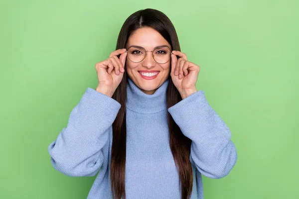 Foto Jovem Morena Inteligente Usar Óculos Azul Gola Alta Isolada — Fotografia de Stock