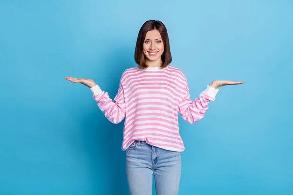 Foto Bob Penteado Otimista Jovem Senhora Segurar Promo Desgaste Rosa — Fotografia de Stock