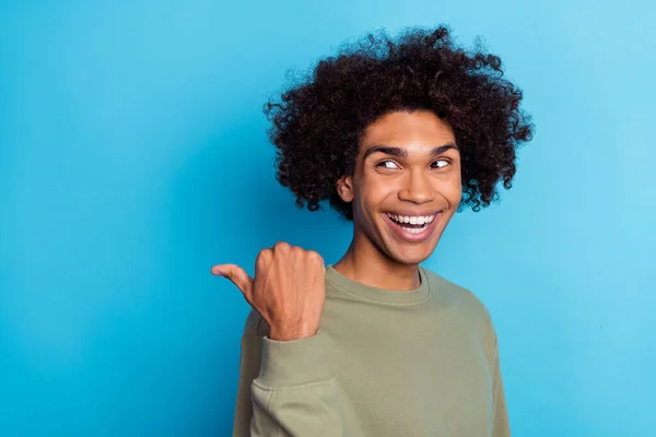 Foto Olhar Jovem Homem Alegre Indicam Dedo Vazio Proposição Promoção — Fotografia de Stock