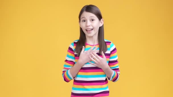 陽気な子供の女の子の達成を独立した明るい色の背景を拳 高品質4K映像 — ストック動画