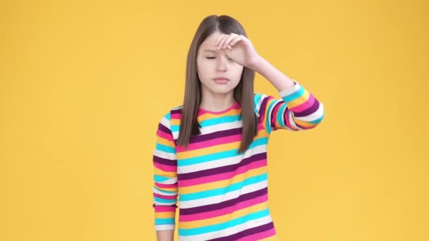 Dziewczynka Cierpi Silny Ból Głowy Covid Odizolowane Jasne Tło Kolorów — Wideo stockowe