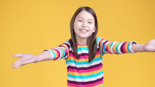 可愛い子の女の子は カメラの隔離された鮮やかな色の背景で空気キスを送る 高品質4K映像 — ストック動画