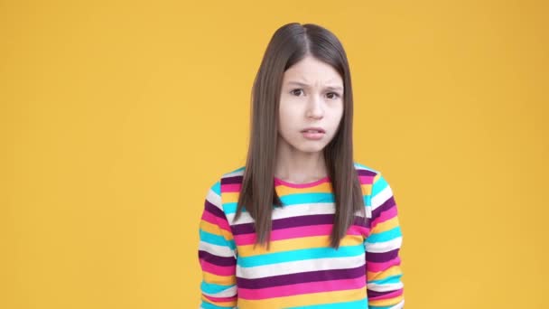 悲しい子供の女の子は 指のサイン孤立明るい色の背景に警告を表示しないでください 高品質4K映像 — ストック動画