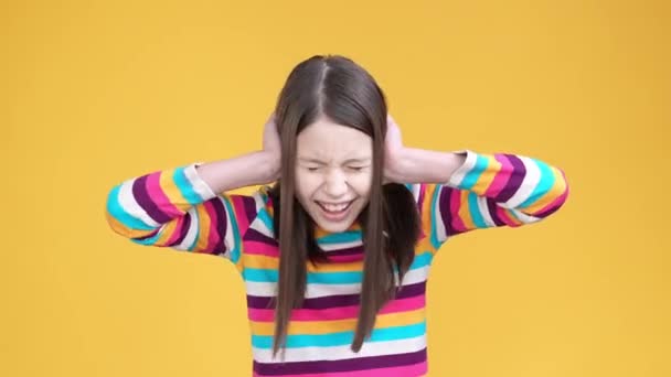 沮丧的孩子紧闭耳朵的手无视声音孤立的光泽的背景 高质量的4K镜头 — 图库视频影像