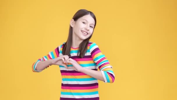 Χαριτωμένο Γλυκό Παιδί Δείχνουν Σχήμα Καρδιάς Στείλετε Φιλί Αέρα Απομονωμένο — Αρχείο Βίντεο