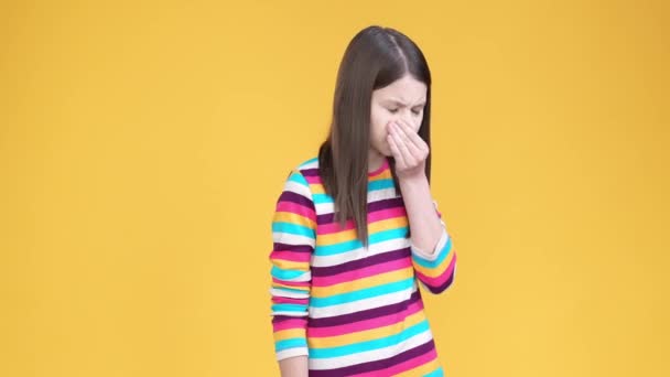 子供の女の子の近くの指の鼻は悪臭隔離された輝きの色の背景を避ける 高品質4K映像 — ストック動画