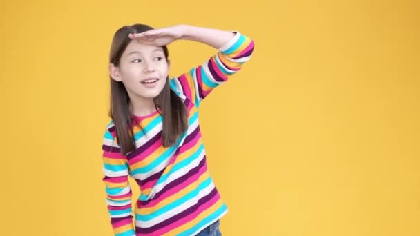 Kid Girl Search Kijken Ongelooflijke Koopje Nieuws Geïsoleerde Heldere Kleur — Stockvideo