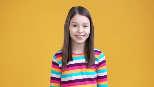 Adorable Enfant Regarder Caméra Isolé Fond Couleur Vive Images Haute — Video
