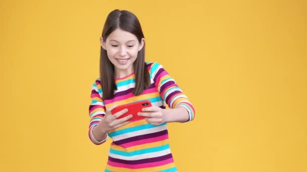 Criança Viciada Jogar Gadget Punho Triunfo Isolado Fundo Cor Vibrante — Vídeo de Stock