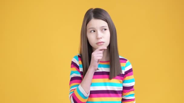 Gyerek Lány Csoda Dönt Okos Következtetés Elszigetelt Élénk Színű Háttér — Stock videók