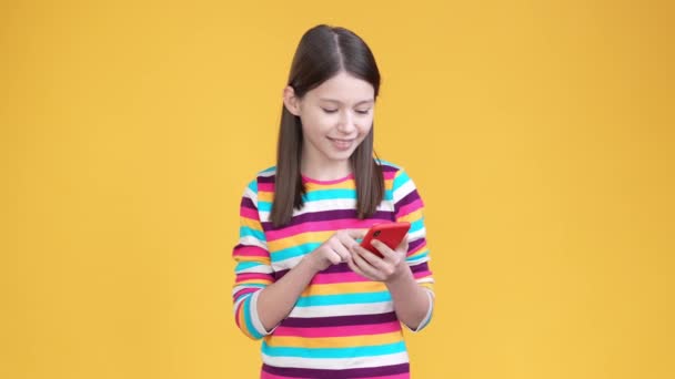 Dzieciak Dziewczyna Słuchać Urządzenia Zadzwoń Powiedzieć Wiadomości Odizolowane Jasne Tło — Wideo stockowe