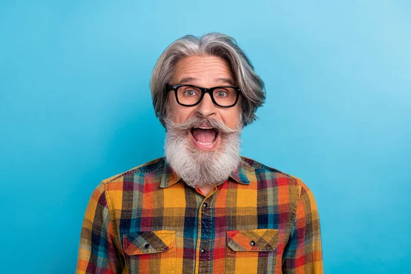 Etkilenmiş Komik Emekli Adamın Fotoğrafı Ekose Gömlek Gözlük Takıyor Ağzı — Stok fotoğraf