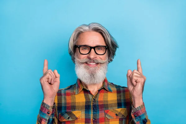 Photo Mature Man Indicate Fingers Empty Space Suggest Direct Proposition — Stock Photo, Image