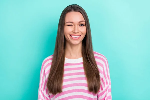 Portrét atraktivní veselý flirtování brunetka dívka mrkání dobrá nálada izolované přes pulzující teal tyrkysové barvy pozadí — Stock fotografie