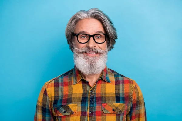 Photo of aged cheerful man toothy smile wear eyeglasses representative isolated over blue color background — Stock Photo, Image