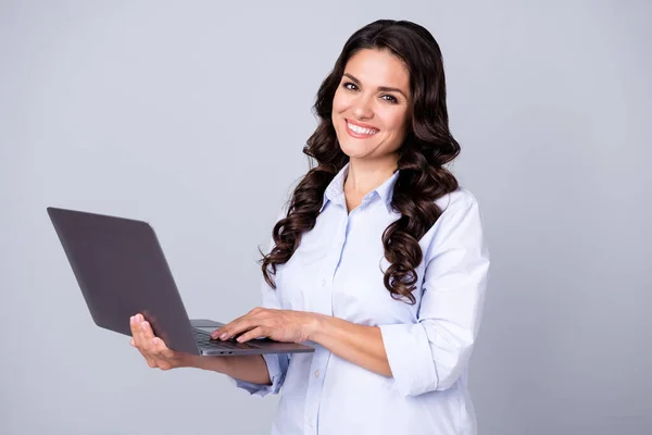 Zdjęcie pozytywne freelance programista pani trzymać netbook wpisując zużycie niebieska koszula odizolowany szary kolor tła — Zdjęcie stockowe