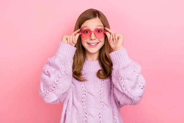 年轻可爱的女孩手触摸眼镜的照片，穿着与粉色背景相隔离的现代服装 — 图库照片
