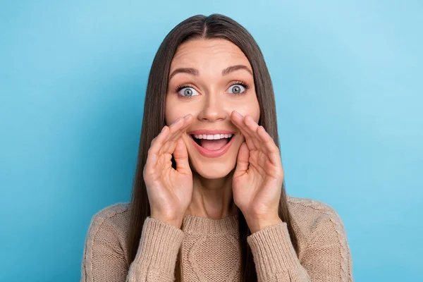 Porträtt av attraktiva glada funky härlig flicka säger goda nyheter annons isolerad över pulserande blå färg bakgrund — Stockfoto