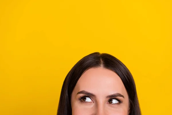 Gesneden foto van jonge mooie vrouw raden kijken lege ruimte adverteren geïsoleerd over gele kleur achtergrond — Stockfoto