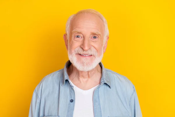 Портрет привабливого контенту веселий сіро-волохатий чоловік у джинсовій сорочці ізольований на яскравому жовтому кольоровому фоні — стокове фото