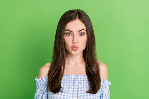 Retrato de adorável humor positivo senhora pout lábios beijar seu namorado ir na data isolada no fundo cor verde — Fotografia de Stock