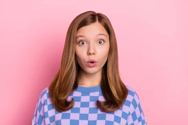 Zdjęcie młodej zdumionej dziewczyny oszołomienie twarzy reakcja fałszywe informacje izolowane na różowym tle koloru — Zdjęcie stockowe