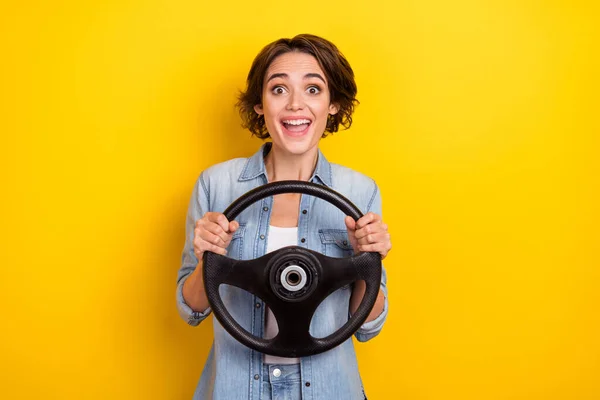 Foto de jovem alegre linda menina passeio carro transporte férias isoladas sobre cor amarela fundo — Fotografia de Stock