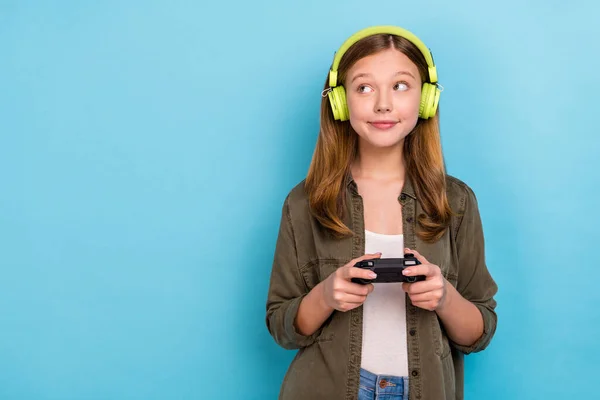 Foto de hermoso desgaste causal niña adicta a la playsation mirada espacio vacío pensamiento aislado sobre fondo de color azul — Foto de Stock