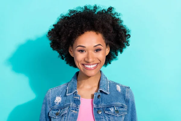 Photo de jolie adorable jeune femme porter un jean veste souriant isolé couleur turquoise fond — Photo