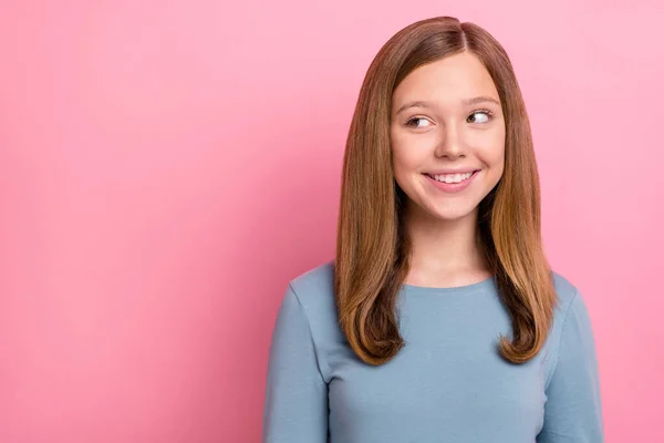 Retrato de menina atraente alegre de cabelos castanhos olhando para o lado cópia espaço em branco anúncio solução isolada sobre cor pastel rosa fundo — Fotografia de Stock