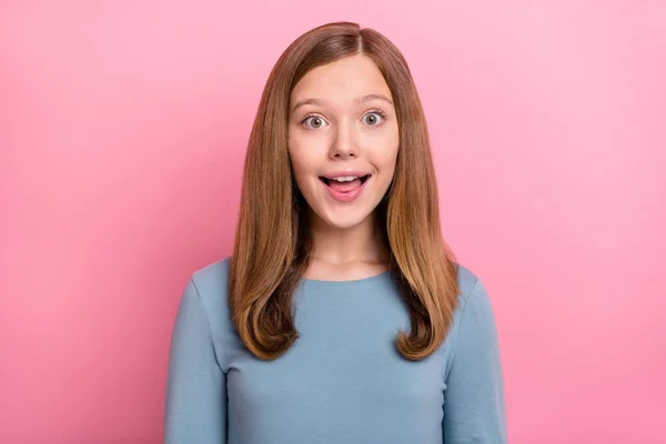 Retrato de atractiva chica morena alegre asombrada buenas noticias reacción aislada sobre fondo de color pastel rosa —  Fotos de Stock