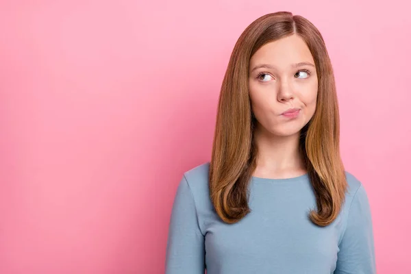 Portret van aantrekkelijke twijfelachtige bruin-harig meisje beslissen kopiëren lege ruimte geïsoleerd over roze pastel kleur achtergrond — Stockfoto
