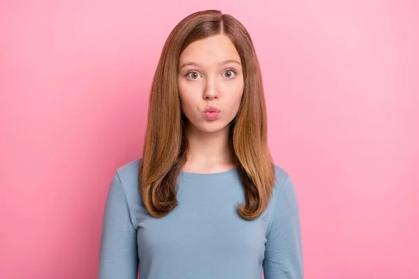 魅力的な面白いです茶色髪の女の子の肖像ピンクのパステルカラーの背景に隔離された空気キス感情を送信 — ストック写真