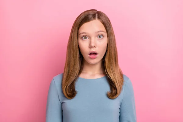 Porträt von attraktiven erstaunt braunhaarige Mädchen plötzliche Nachricht Reaktion uups isoliert über rosa Pastellfarbe Hintergrund — Stockfoto