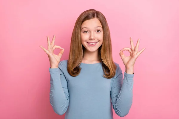 Foto di bella piccola ragazza mostra okey indossare camicia blu isolato su sfondo di colore rosa — Foto Stock