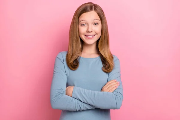 Foto da menina loira otimista cruzado palmas desgaste camisa azul isolado no fundo cor-de-rosa — Fotografia de Stock