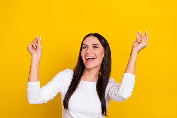 Foto de joven alegre chica buen humor chill club mirada espacio vacío aislado sobre fondo de color amarillo — Foto de Stock