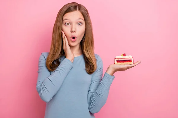 Portrét atraktivní ohromen legrační hnědovlasá dívka drží na dort koláč izolované přes růžové pastelové barvy pozadí — Stock fotografie