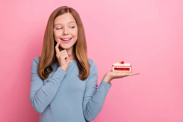 Portret van aantrekkelijke vrolijke nieuwsgierige bruinharige meisje vasthouden op palmbessen taart denken geïsoleerd over roze pastel kleur achtergrond — Stockfoto